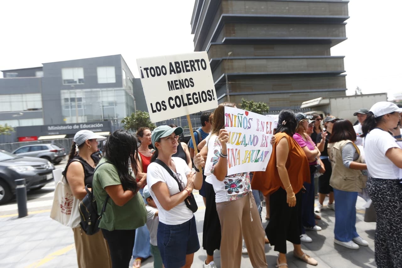 “¡Niños en el aula, no en una jaula!“ y “¡Todo abierto menos los colegios!" fueron algunos lemas de los padres. Foto: Mario Zapata.