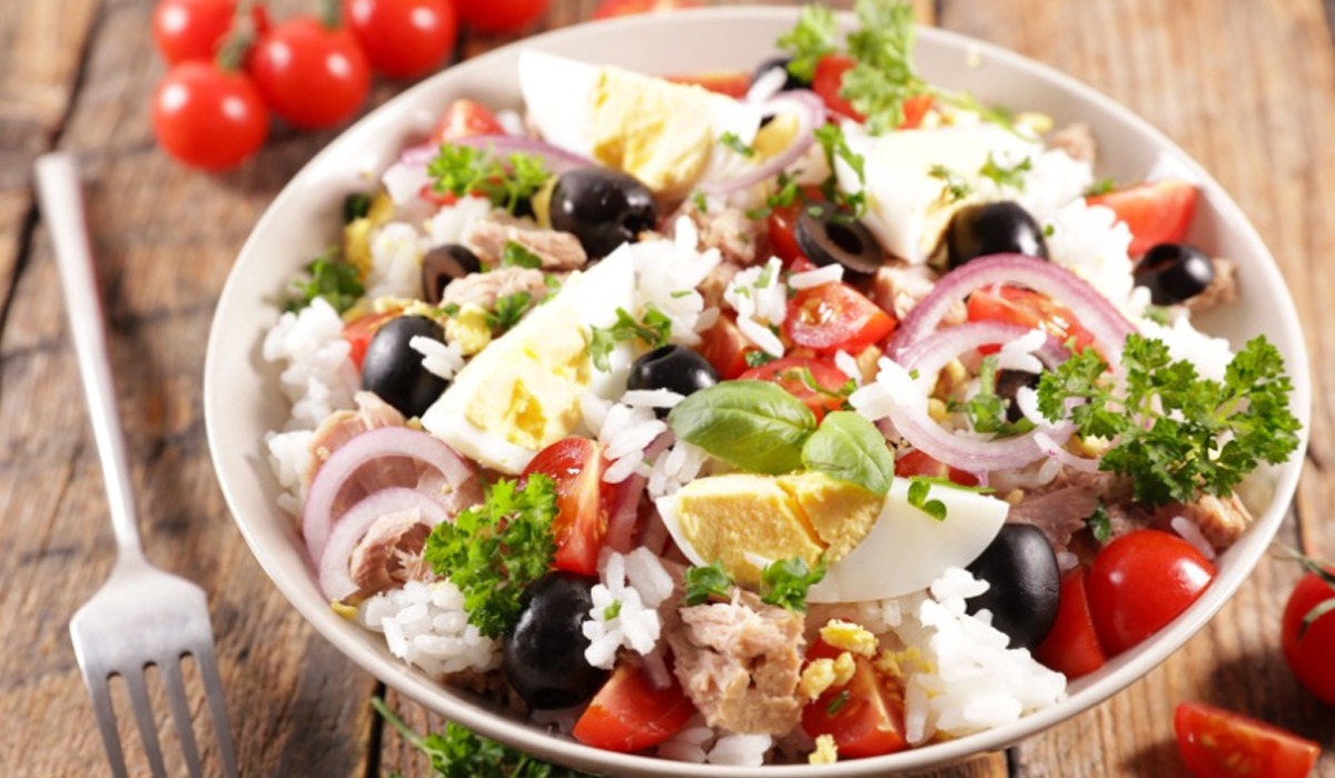 Si quieres sorprender a tus invitados con una receta sencilla y deliciosa, la ensalada de arroz y atún es una excelente opción. Es fácil de hacer y requiere ingredientes simples y sabrosos.