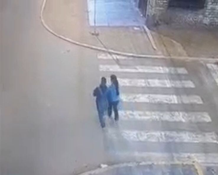 Niña desaparece de su casa y cámaras la captan al lado de un hombre. Foto y video: AN