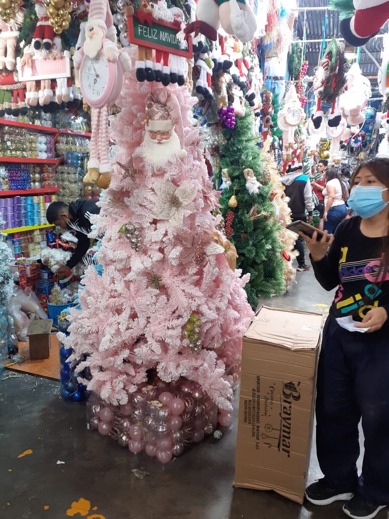 Cientos de personas llegan desde tempranas horas a ‘Mesa Redonda’ para hacer sus compras para los negocios y hogares. (foto: Mónica Rochabrum/Trome)