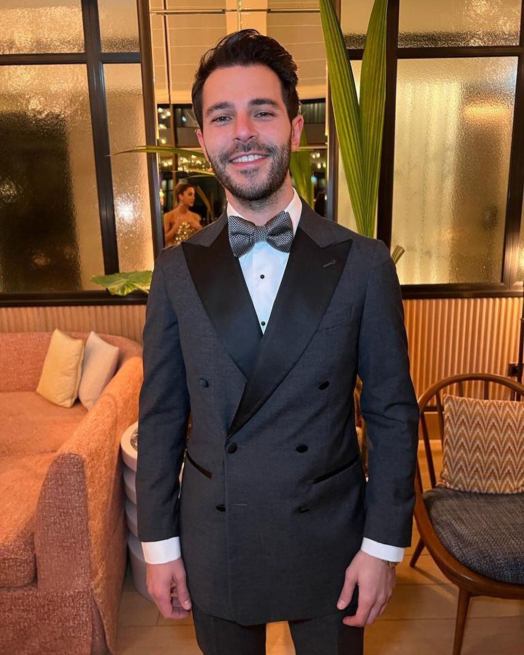 El novio de Hande Erçel viste de gala (Foto: Hakan Sabancı / Instagram)