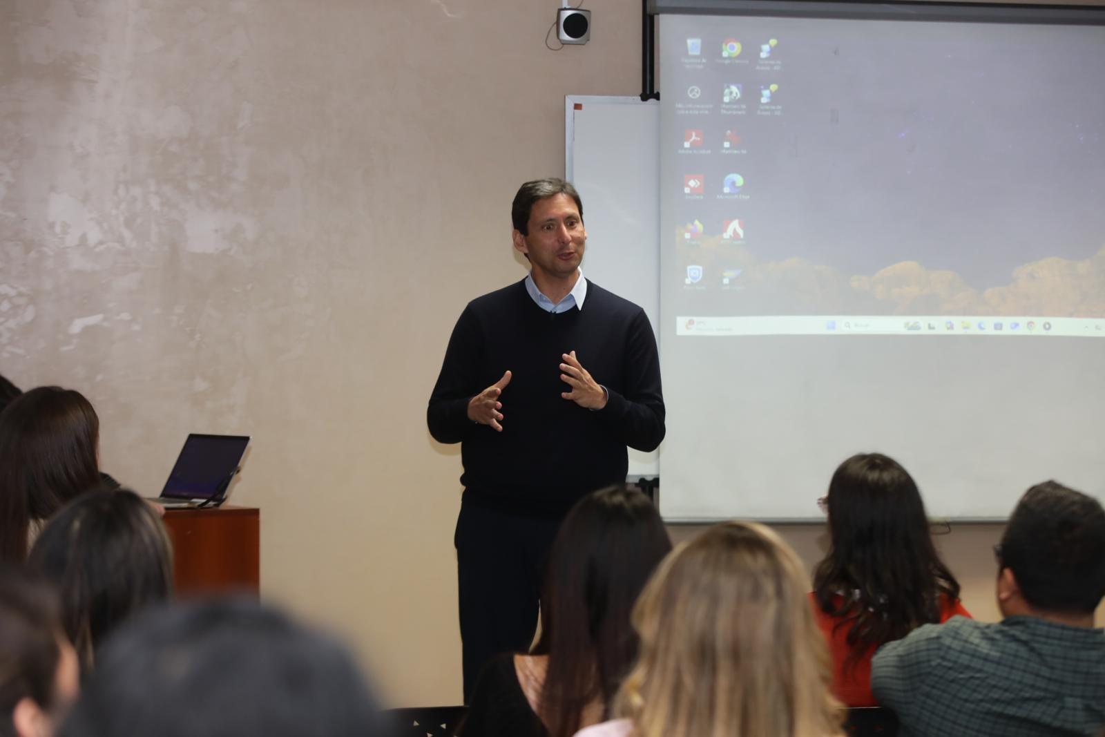 El CEO de San Antonio, Rubén Sánchez dio algunos consejos a la comunidad. Foto: Violeta Ayasta.