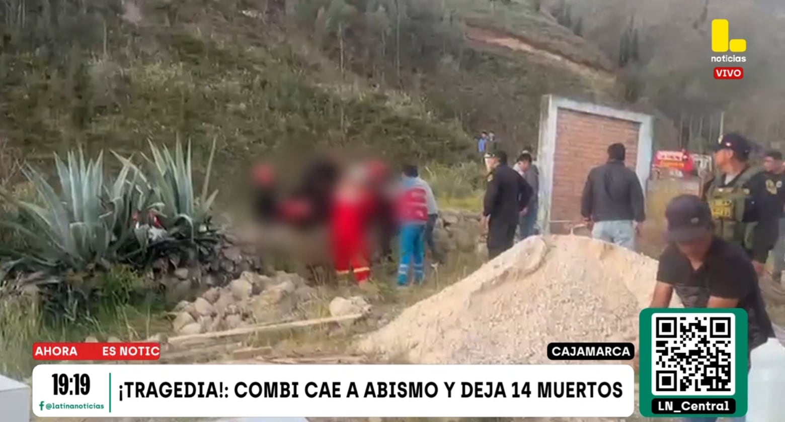 Policías y bomberos de rescate llegaron hasta la localidad de Chotén luego que una combi cayera a un abismo de más de 500 metros.