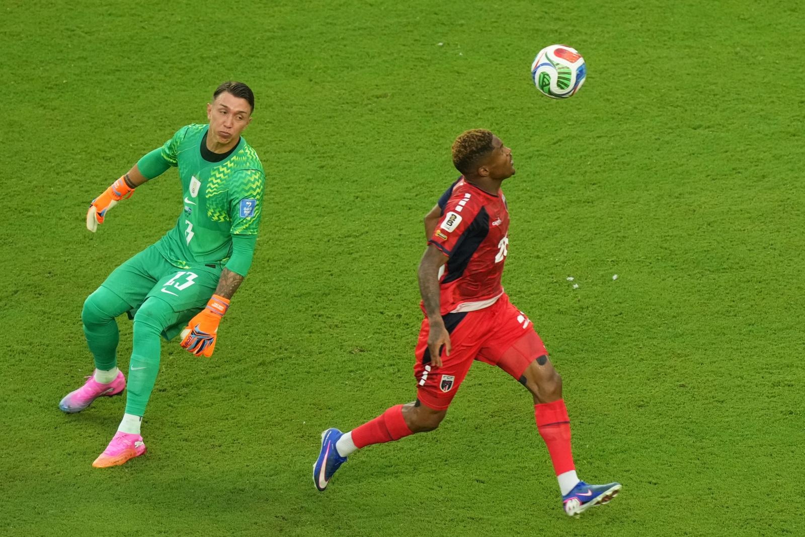 Varela se saca de encima Muslera y pone el 2-2 de Cabo Verde y Uruguay. (Foto: Marta Lavandier /AP)