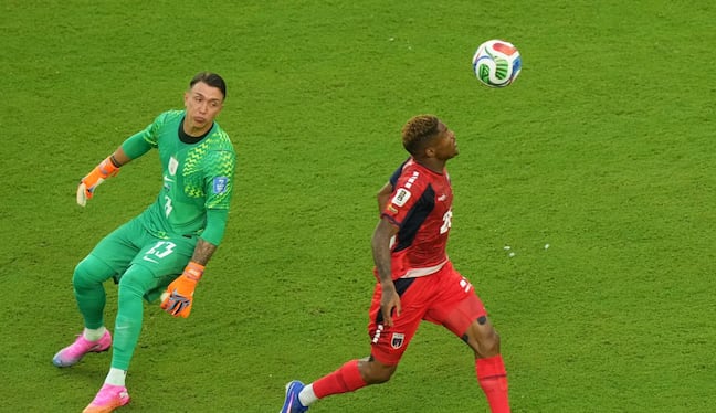 Varela se saca de encima Muslera y pone el 2-2 de Cabo Verde y Uruguay. (Foto: Marta Lavandier /AP)