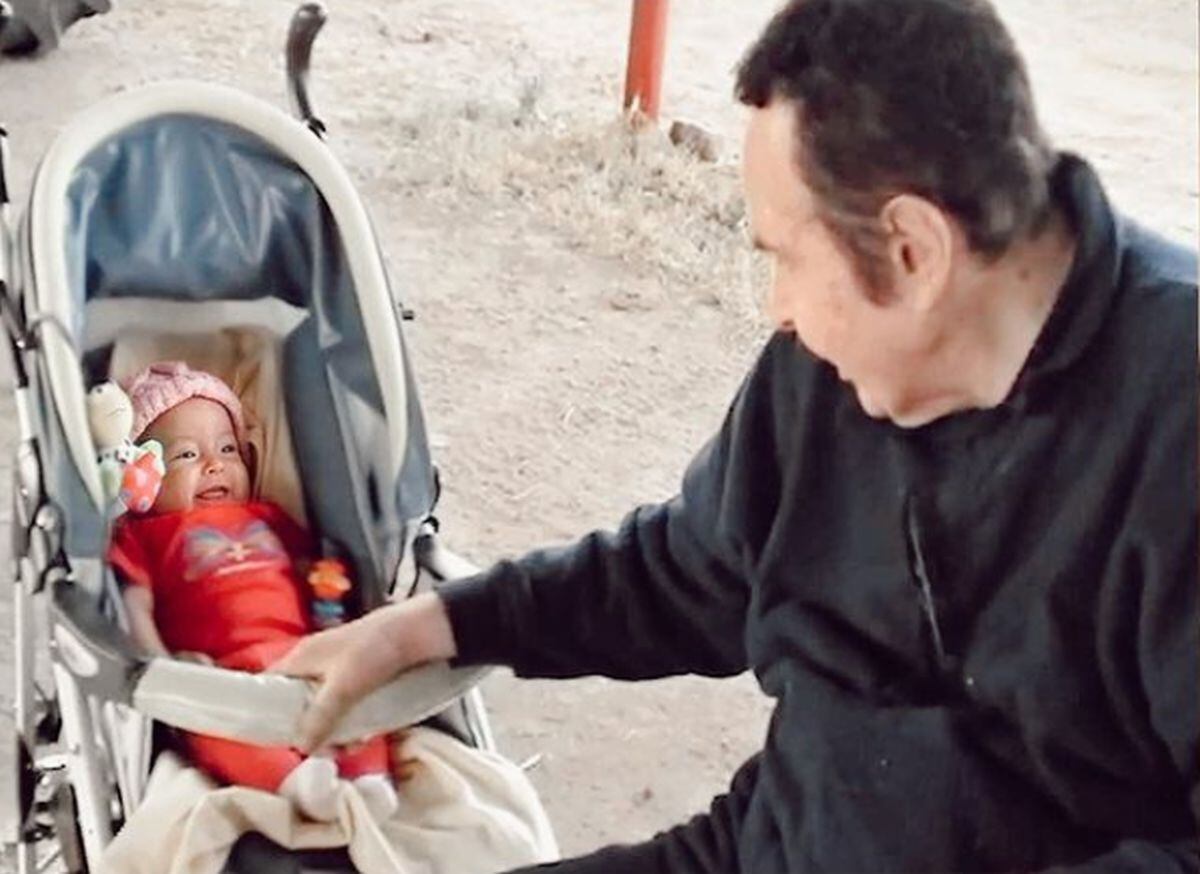 El 19 de junio de 2020, la cantante publicó una foto con su abuelo, ella siendo una bebé. "Te amo hoy y siempre, cómo me hubiera gustado conocerte de más grande. Amor constante más allá de la muerte", escribió (Foto: Ángela Aguilar / Instagram)