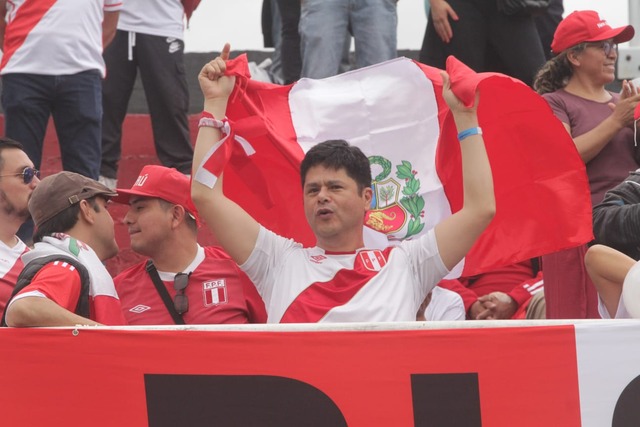 Hinchas peruanos alientan a la selección previo a su encuentro con Paraguay en Ciudad del Este. Foto: Alan Ramírez