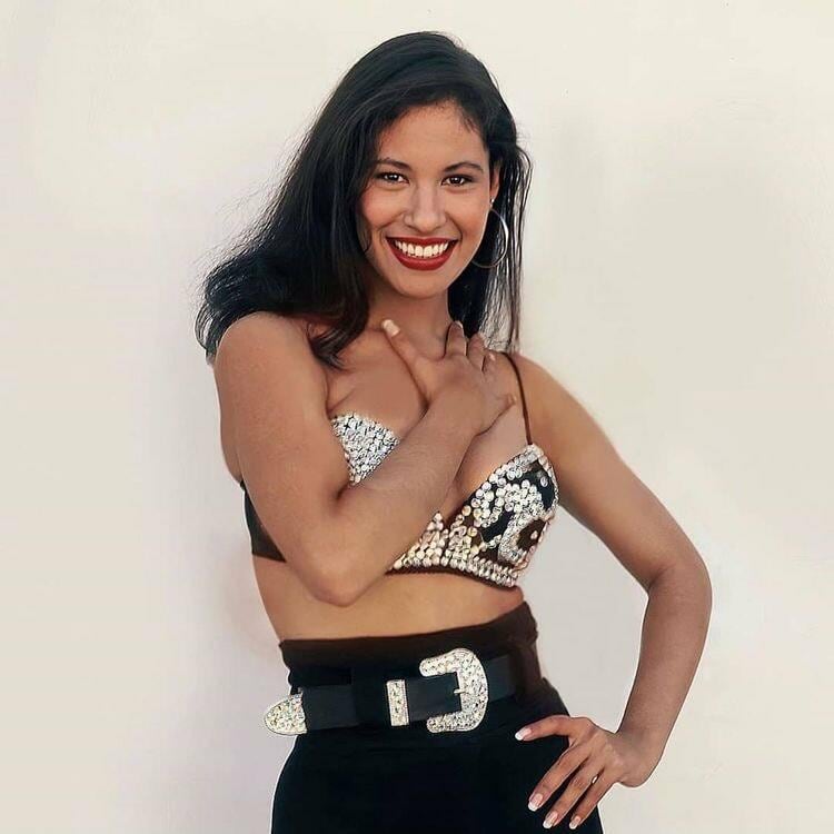 Selena Quintanilla se caracterizó por lucir una cabellera color negro azabache, la cual se convirtió en una de sus características distintivas (Foto: Selena Quintanilla / Instagram)