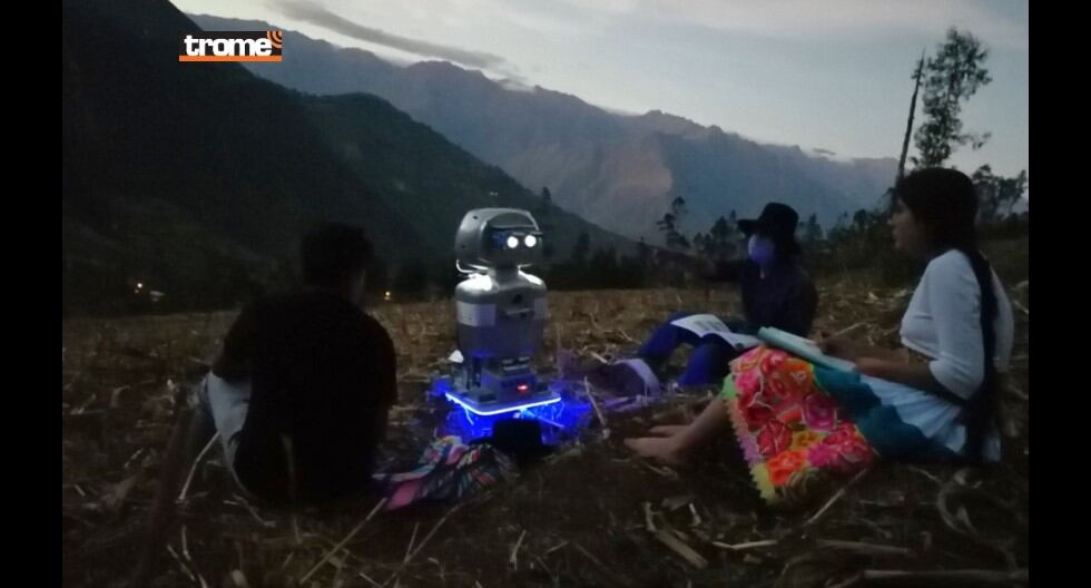 Maestros se esfuerzan por innovar estrategias para sus clases en comunidades alejadas, como el profesor Walter Velásquez con su robot Kipi. (Trome)