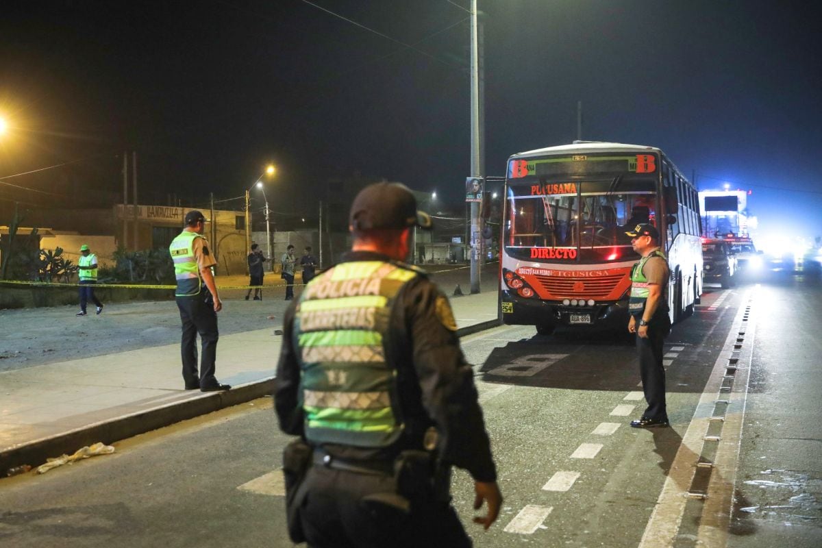 Sicarios asesinaron a un chofer de la empresa Etgucicsa, conocida como los ‘marrones’ o ‘San Bartolo’ de la línea B, que cubre la ruta de Pucusana a San Miguel. Fotos: Joel Alonzo/ @photo.gec