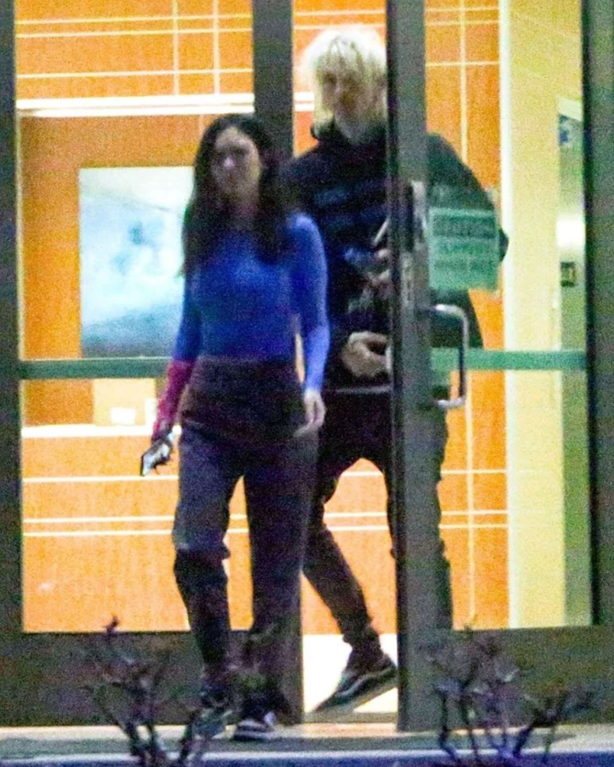 Megan y Machine saliendo del edificio donde hay consultorios de terapias matriomoniales (Foto: Grosby Group)