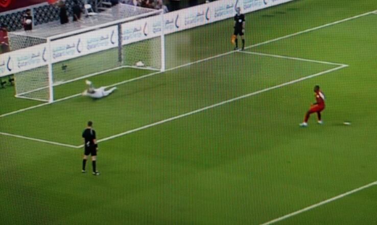 El palo le negó el grito de gol: Luis Advíncula falló el tercer penal frente a Australia | VIDEO