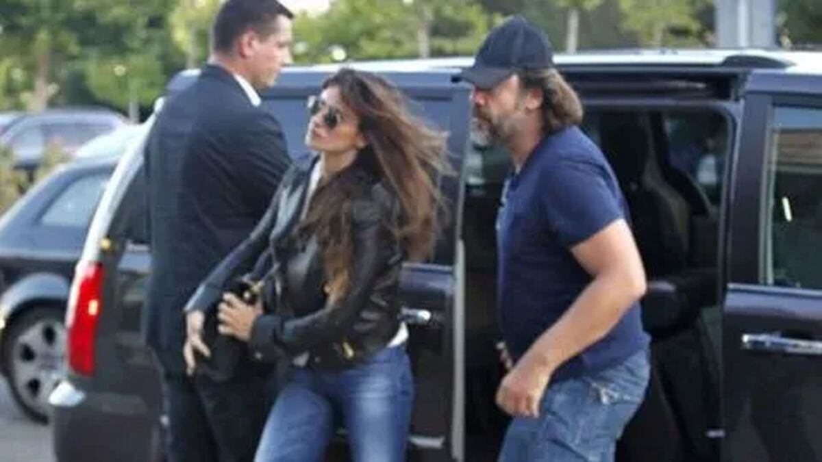 Cruz, junto a Bardem, saliendo de su coche (Foto: tork.news)