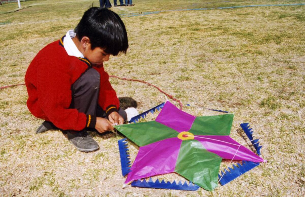 Un menor dándole los últimos retoques a su cometa 'estrella'. (Foto: GEC Archivo)