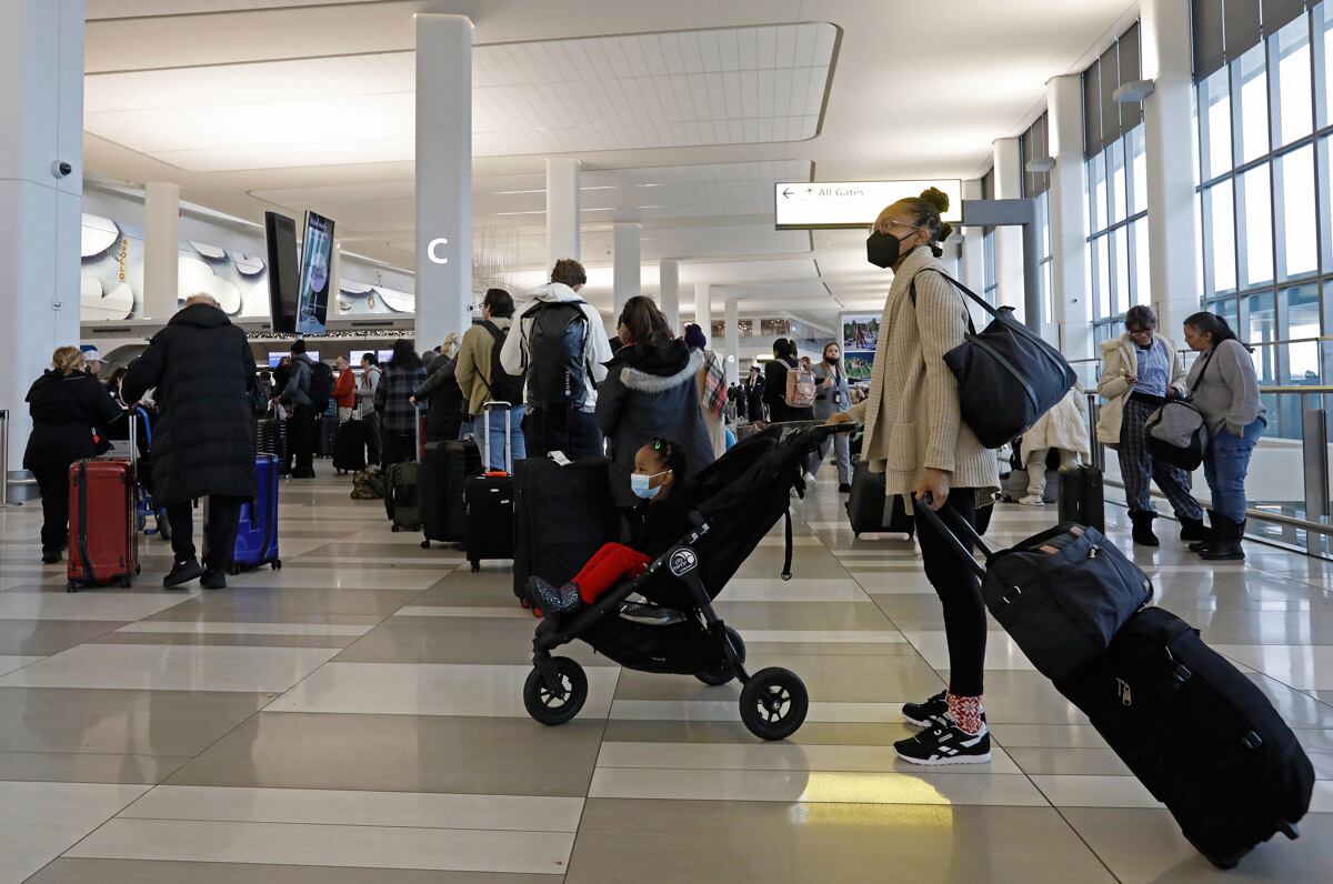 Persona en la Terminal B del Aeropuerto La Guardia en Nueva York (Foto: EFE)