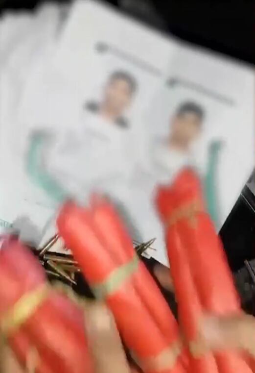 Delincuentes amenazan de muerte a toda la familia, incluidos niños.