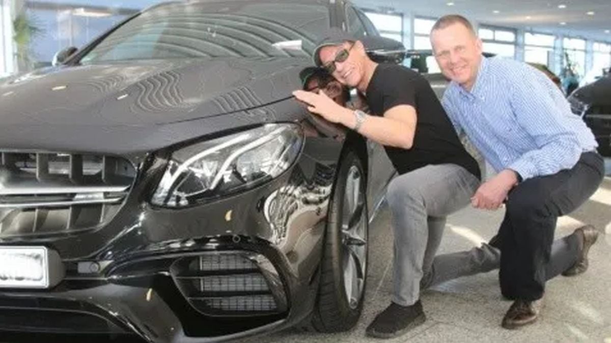 Posando abrazo a su Mercedes Benz e 63 s amg (Foto: tork.news)