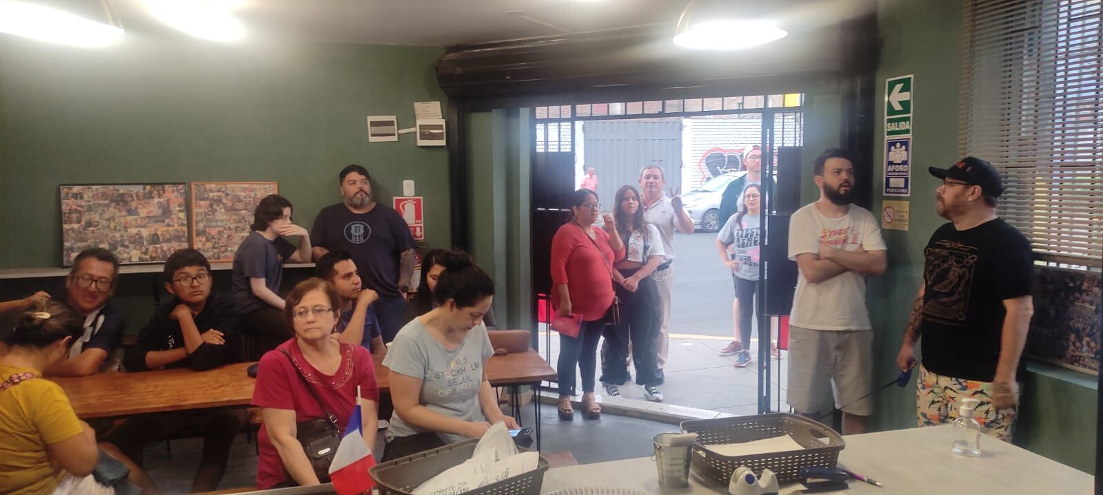 Sus clientes hacen largas colas para saborear sus postres. Foto: Timour.