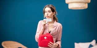 Tu botiquín también debe adaptarse a quienes viven en casa, especialmente si hay niños, adultos mayores o personas con enfermedades crónicas. Foto: Istock