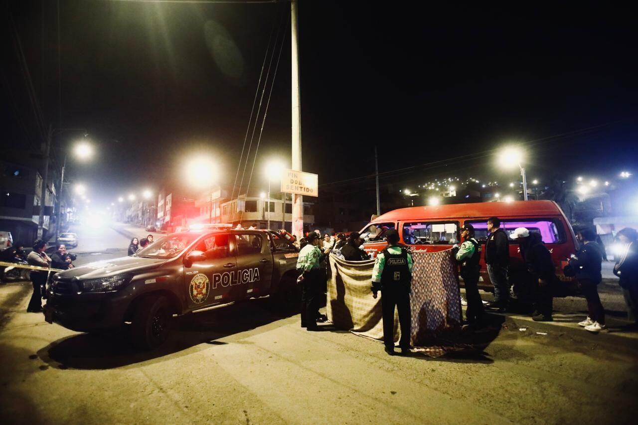 Extorsionadores balean combi matando a su chofer y a una vendedora. El hecho ocurrió en Villa El Salvador.
Fotos:@photo.gec