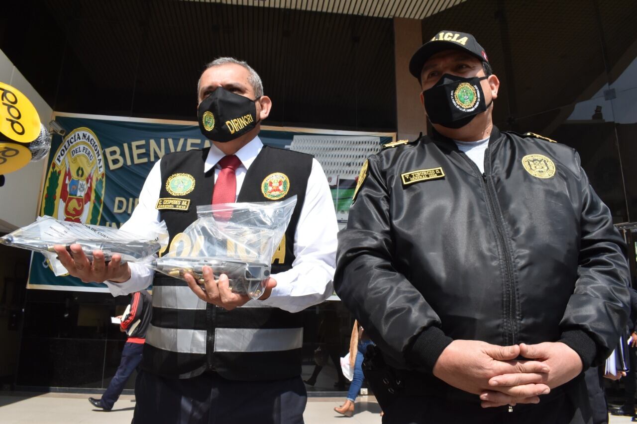 La policía mostró las armas incautadas a los delincuentes en una rueda de prensa. (Foto: Policía Nacional)