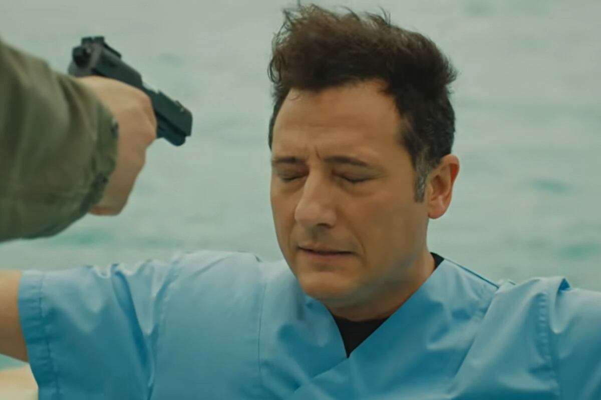 Rıza, arrodillado, ante un arma de fuego (Foto: Ay Yapım)