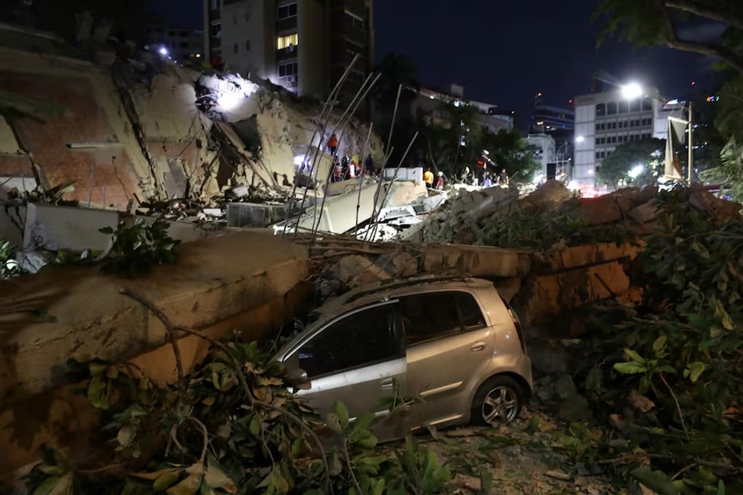 Un vehículo afectado, luego de dos fuertes terremotos sacudieron el Caribe venezolano en Caracas, Venezuela, el 24 de junio de 2026. (Ronald Peña R / EFE)
/ Ronald Peña R