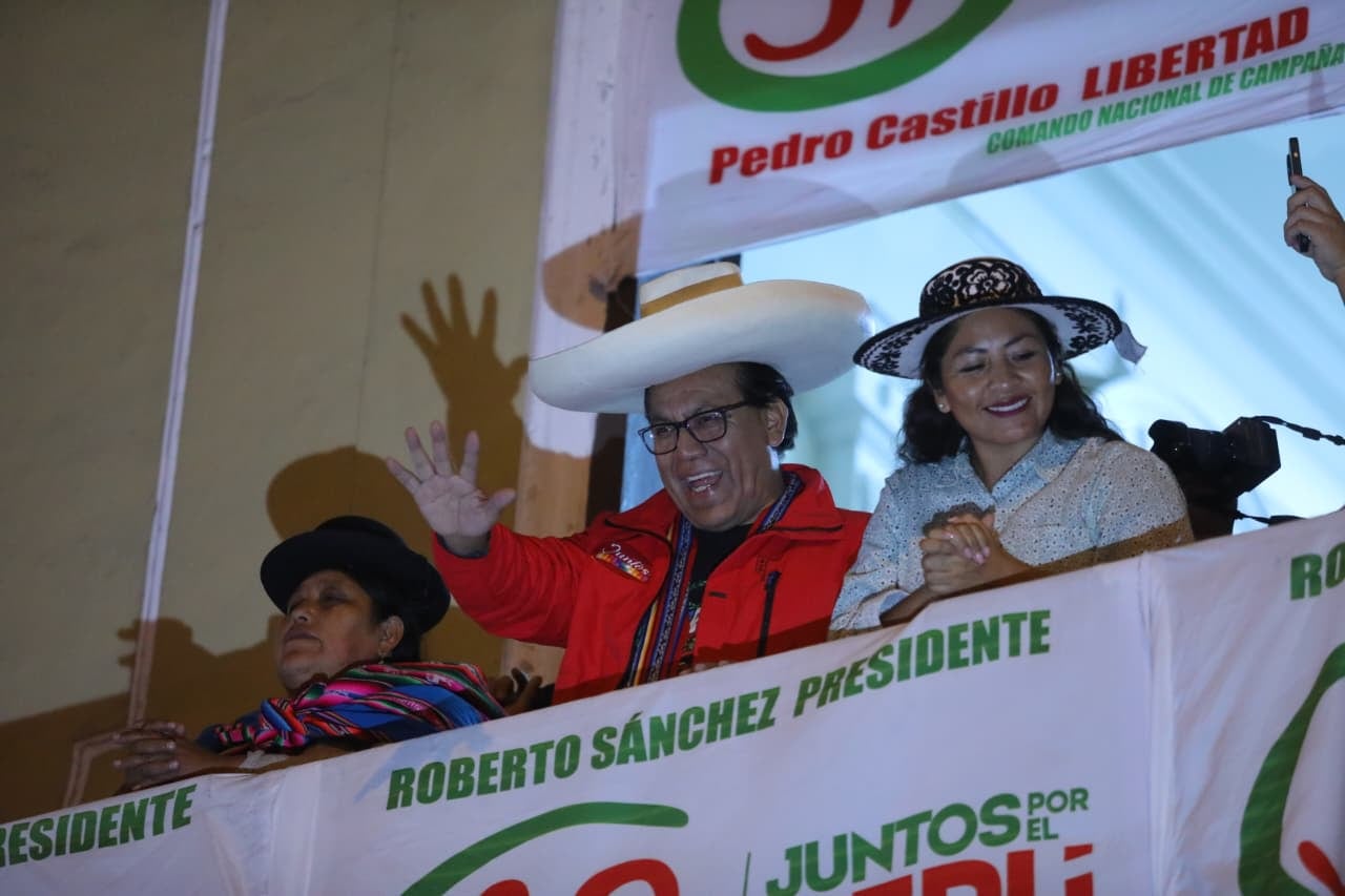 Roberto Sánchez y sus excandidatas a vicepresidentas Brígida Curo y Analí Márquez. (@photo.gec)