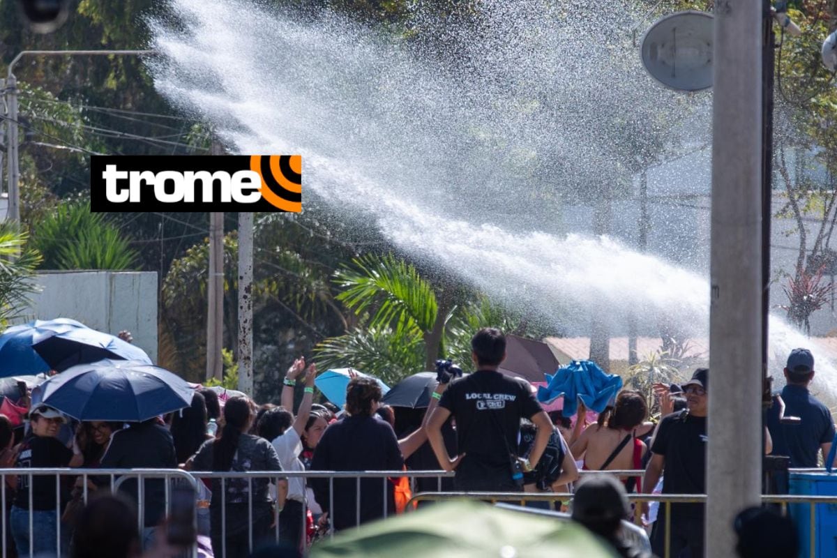 El calor hizo que las armys recibieran un baño de agu por parte de los bomberos. Fotos: Fernando Sangama/Trome.