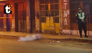 ¡Sangre en SMP! Sicarios asesinan a balazos a sujeto y huyen en moto