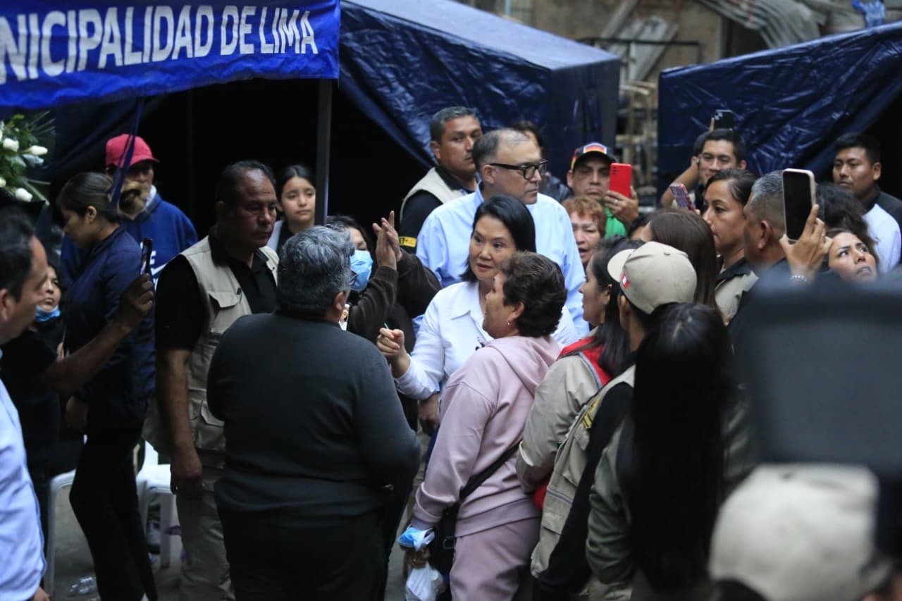 La presidenta Keiko Fujimori visita el Incendio en La Victoria que dejo 10 fallecidos, entre ellos cinco menores. (Foto: Cesar Bueno @photo.gec)