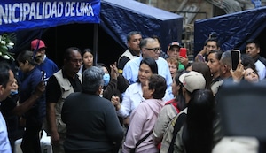 Keiko visita a deudos del incendio en La Victoria y promete priorizar la seguridad: “Lo que ha ocurrido es una matanza terrible”