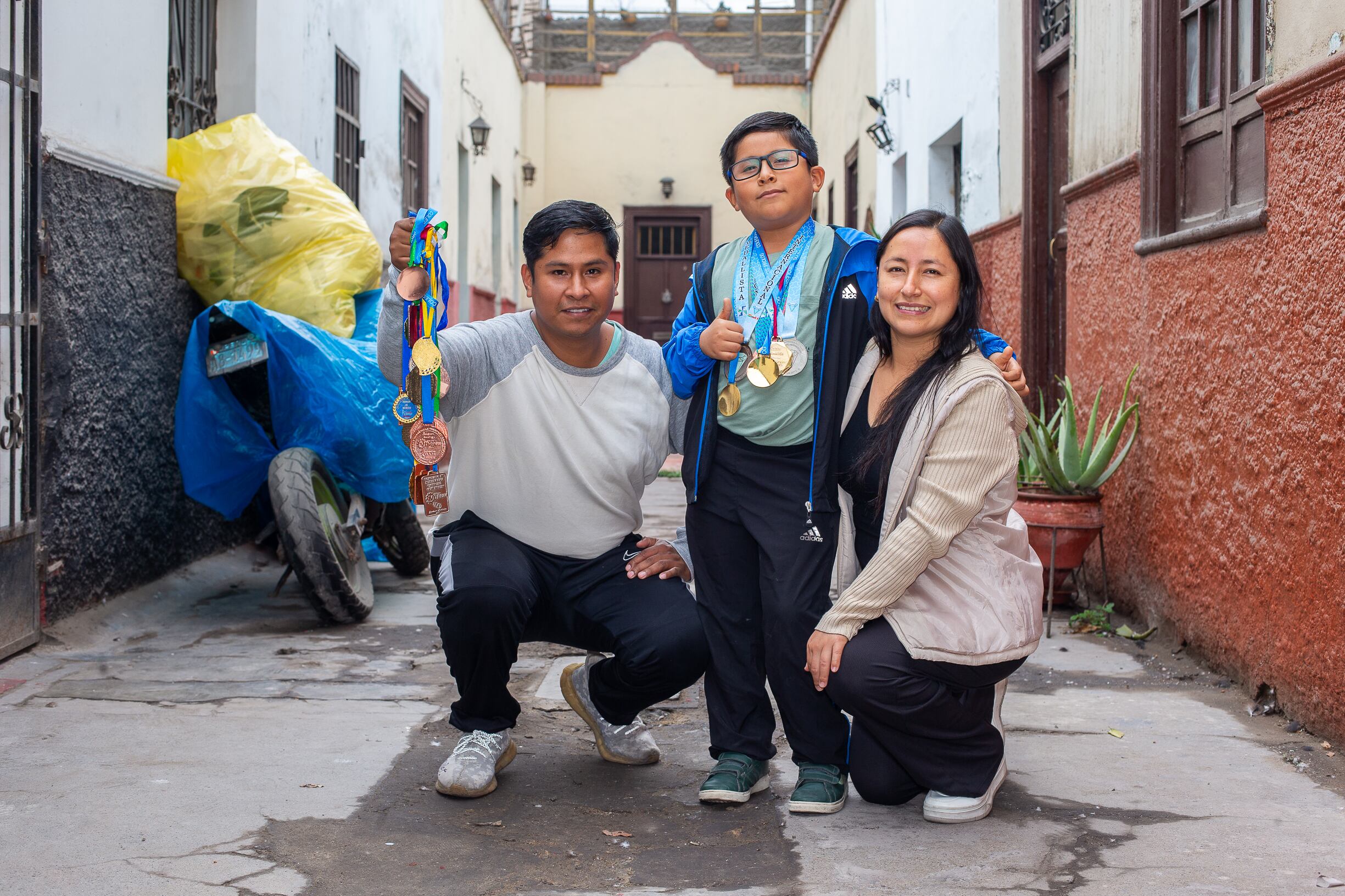 Jofran Zúñiga y sus padres. Foto: Fernando Sangama / @photo.gec)