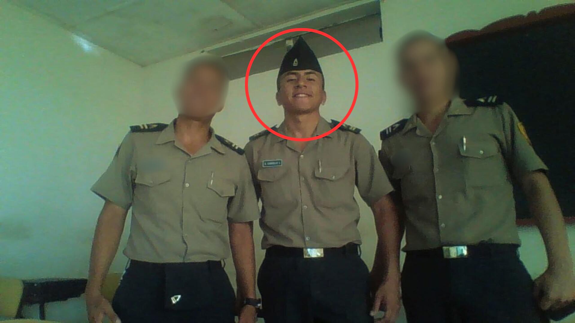 'Saico' posando sonriente en una foto donde luce uniforme policial.
Foto: redes sociales