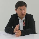Guido Bellido manejando un carrazo por la Vía Expresa