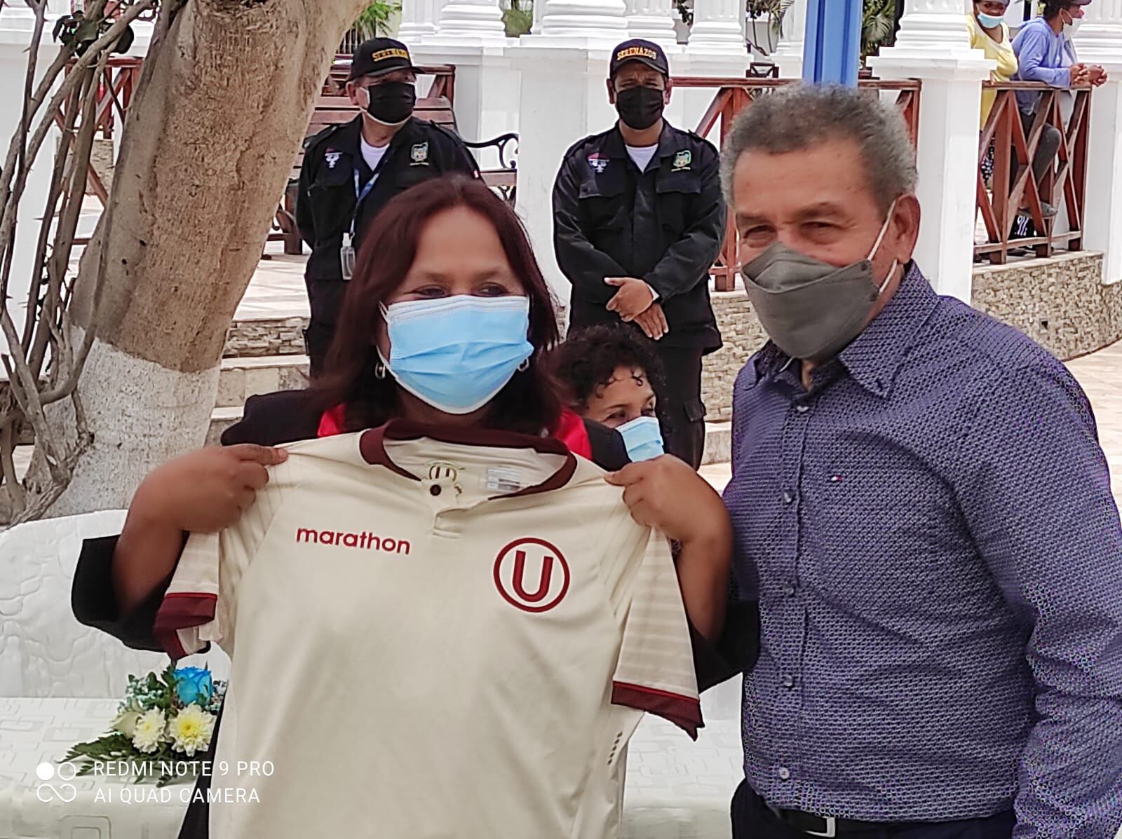 El ex defensor de la selección peruana entregó una camiseta de la 'U' a la alcaldesa