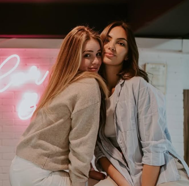 Mariana Vértiz junto a su hermana Natalie Vértiz, conductora de 'Estás en Todas'.