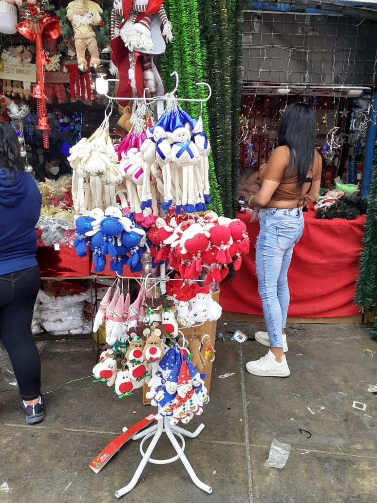 Cientos de personas llegan desde tempranas horas a ‘Mesa Redonda’ para hacer sus compras para los negocios y hogares. (foto: Mónica Rochabrum/Trome)