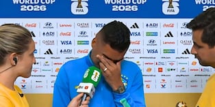 Casemiro se seca las lágrimas tras eliminación de Brasil (Foto: @Globoestporte)