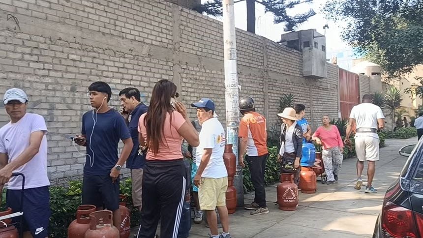 Largas colas se formaron desde temprano en distribuidora de Chorrillos. Foto: RPP