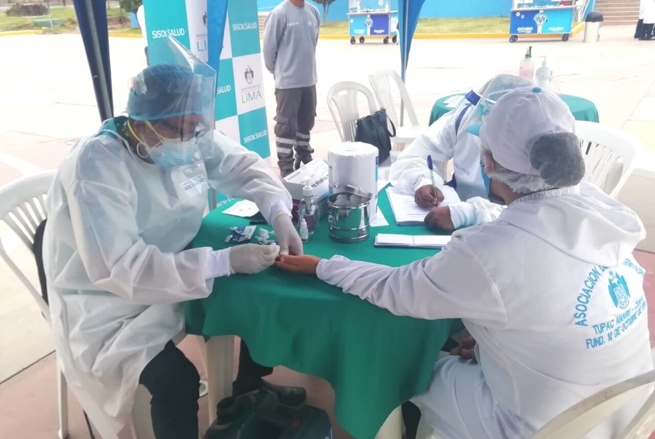 Buena noticia para los clientes. Municipalidad de Comas realizó pruebas rápidas a 200 emolienteros y solo cuatro dieron positivo. | Foto: Difusión