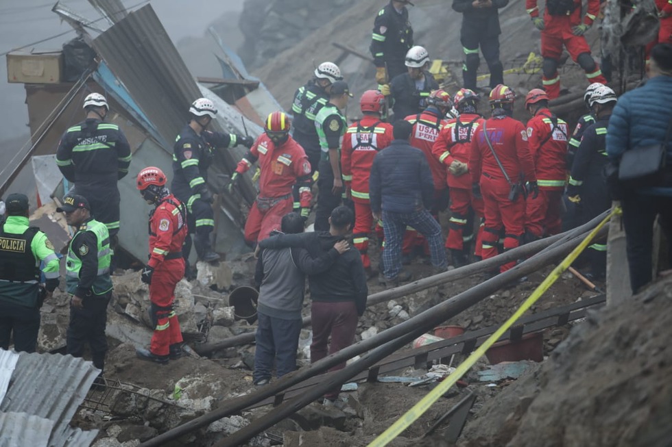 Retiran el cuerpo del menor de cuatro años sepultado dentro de su casa en Comas. Foto: britanie Arroyo/@photo.gec
