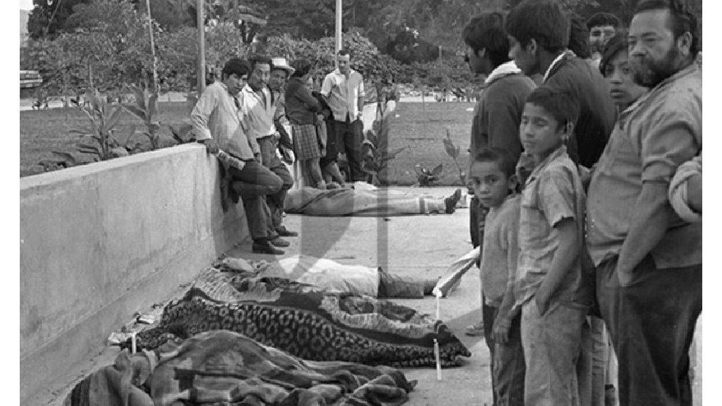 Los muertos estaban en todas partes, bajo los escombros, en las calles o plazas.