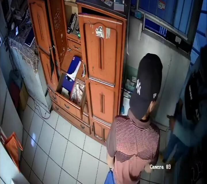 Un delincuente se hizo pasar como cliente e ingresó con engaños a dos hostales, encañonó a los encargados y robó dinero y celulares de los negocios.