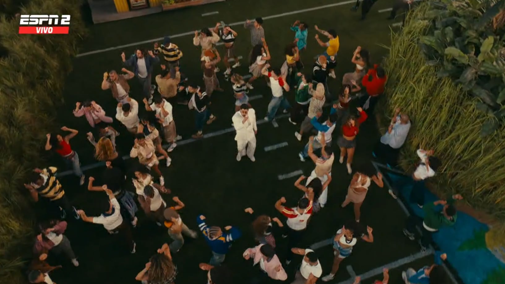 Patricio Quiñones con polo amarillo logra ser captado en el medio tiempo del Super Bowl.