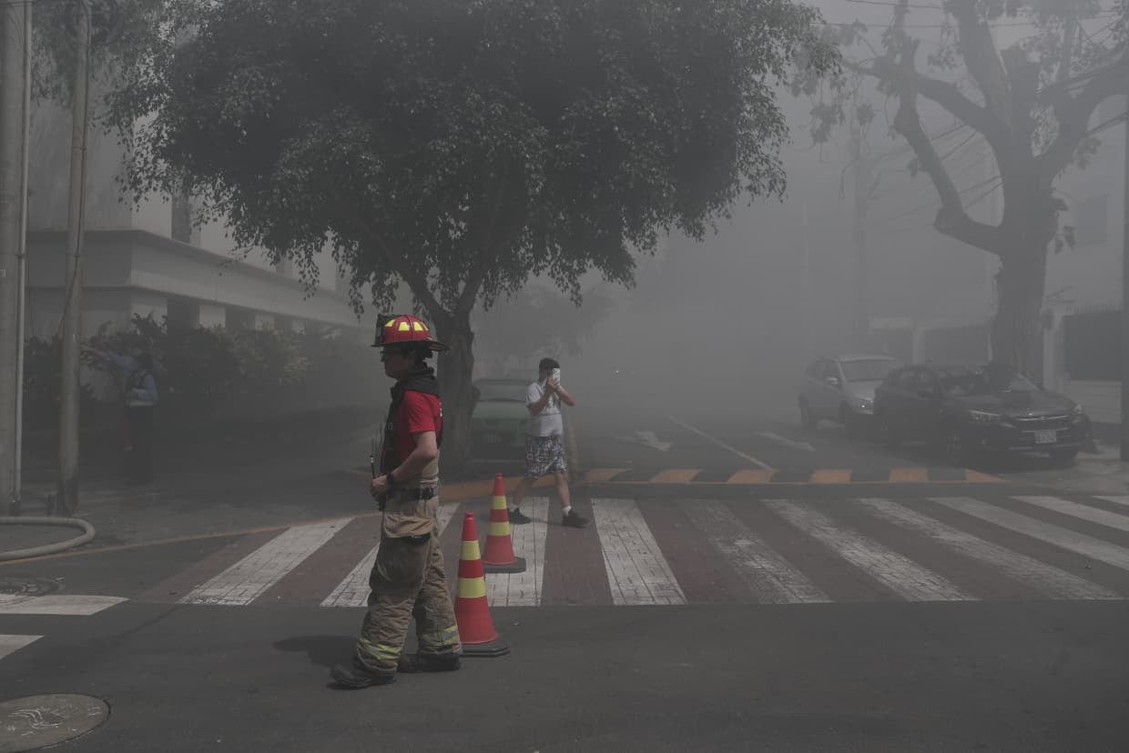 Incendio en el distrito de Miraflores genera una densa columna de humo visible desde la Costa Verde. (Foto: Julio Reaño/ GEC)