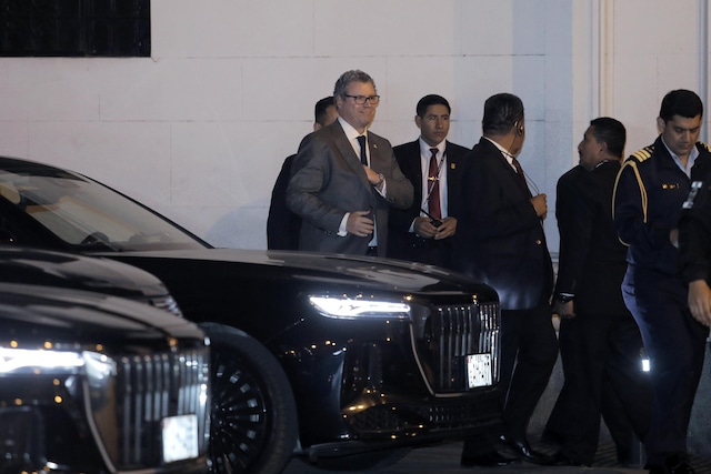 Dina Boluarte y su gabinete de ministros se retiran de palacio luego que el congreso aprobará su vacancia.
Foto: Joel Alonso @photo.gec