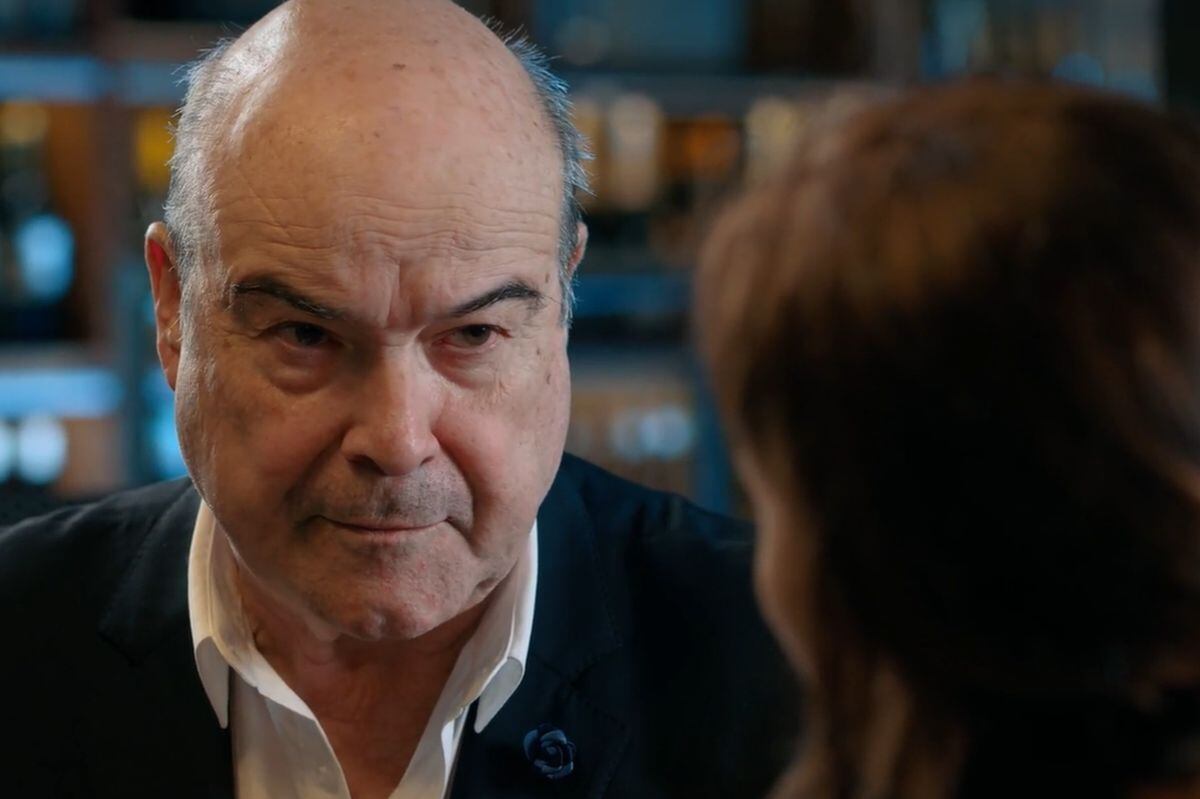 En "4 estrellas", Ricardo Lasierra decide contar que hace cuatro décadas tuvo una hija fuera del matrimonio, pero muere extrañamente (Foto: Good Mood / RTVE)