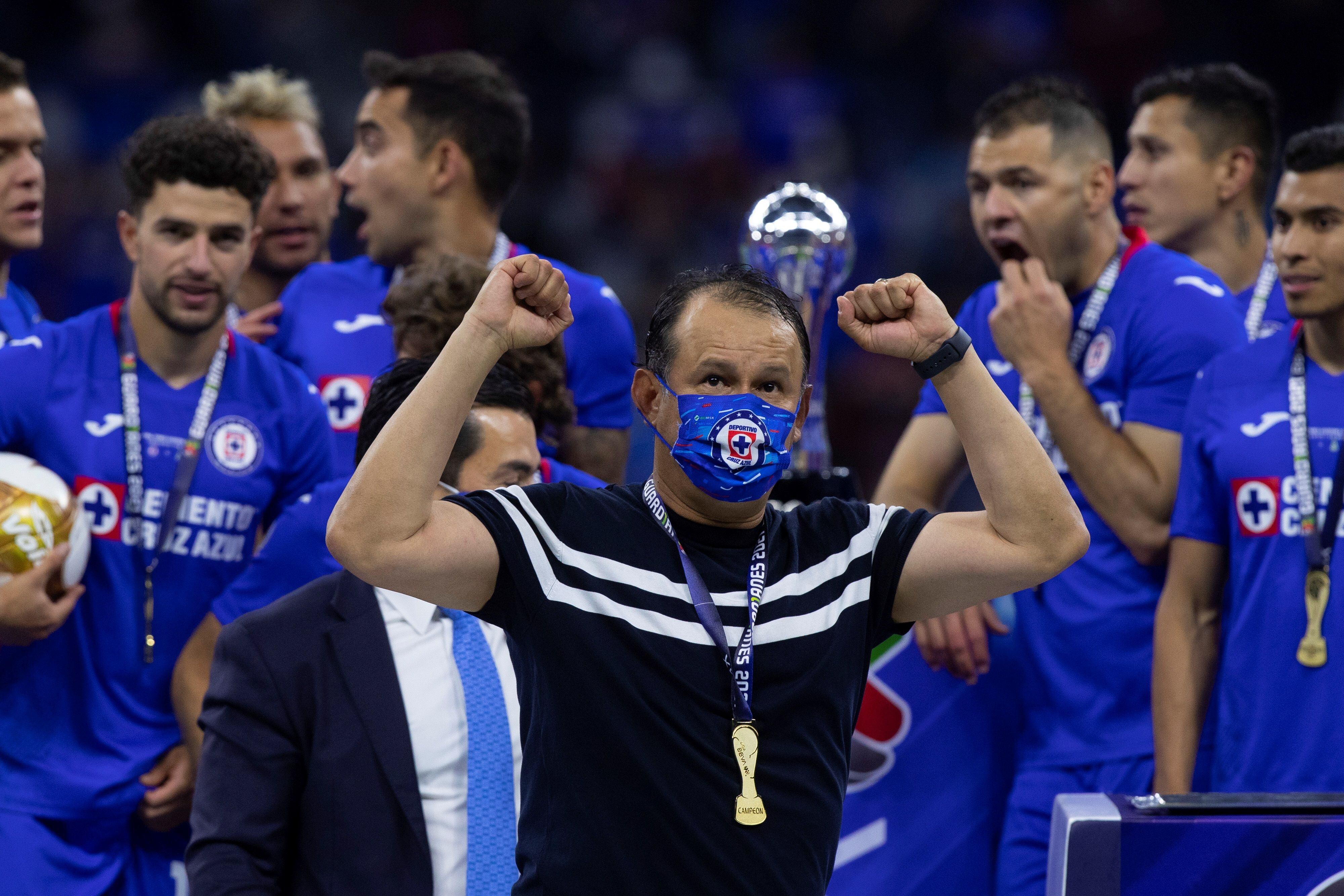 Juan Reynoso se coronó campeón de México como jugador y entrenador en Cruz Azul | Foto: EFE