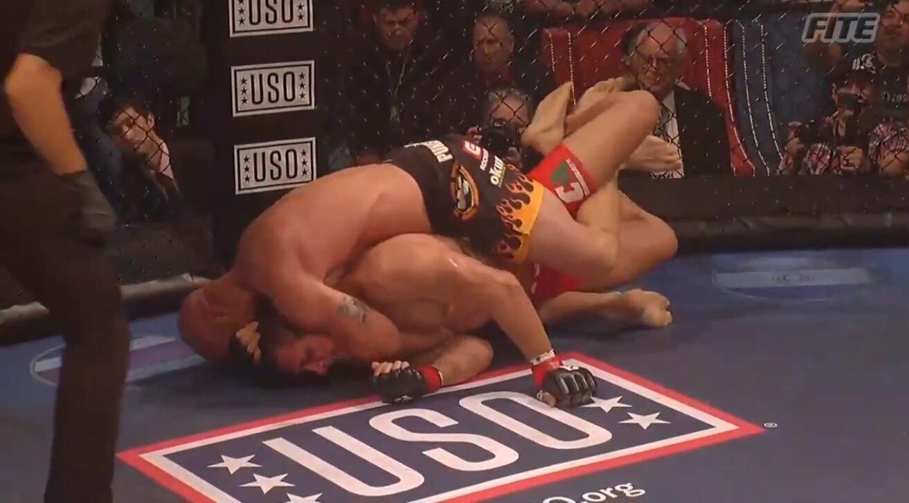 Tito Ortiz atrapó al Patrón con un 'mataleón' para someterlo. (Captura Fite TV)